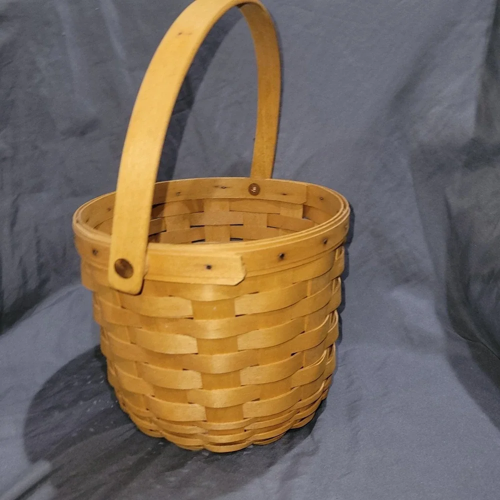 Longaberger 1997 Medium  Fruit  Basket Handle Round Bottom
